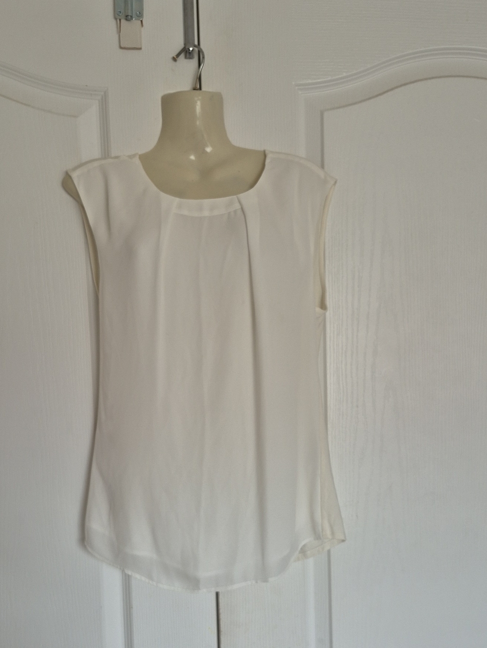 RW&CO. Ivory Sleeveless Pleat-Front Camisole